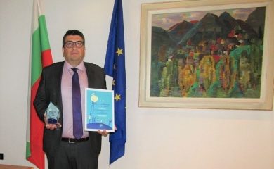 Областният управител Недялко Славов с приз от Агенцията за закрила на детето