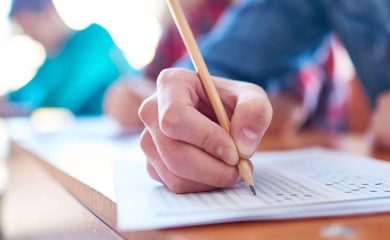 744 зрелостници се явиха на матура по БЕЛ в Смолян и региона
