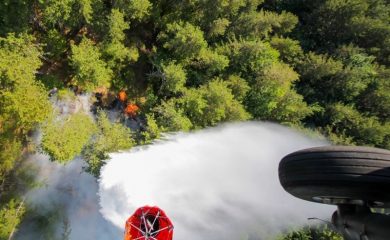 Хеликоптер Кугар отново се включи в гасенето на горския пожар в Родопите
