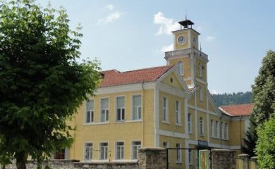 Ремонтират футболното игрище в двора на училище „Васил Дечев” в Чепеларе