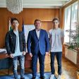 Кметът на Мадан за поредна година плати първите семестриални такси на отличници