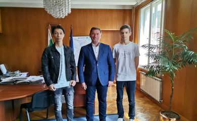 Кметът на Мадан за поредна година плати първите семестриални такси на отличници