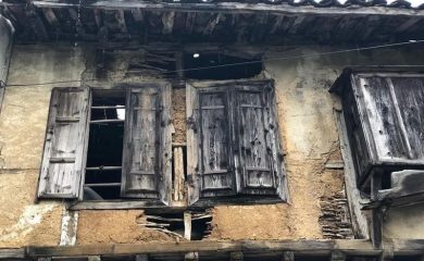 Ограничиха движението покрай рушаща се родопска къща в Златоград