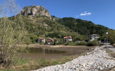 Временно затварят пътя покрай стената на Рибката заради ремонт