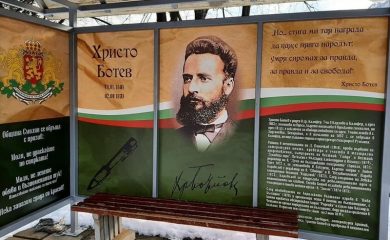 Патриотично обновяване на автобусните спирки в Смолян