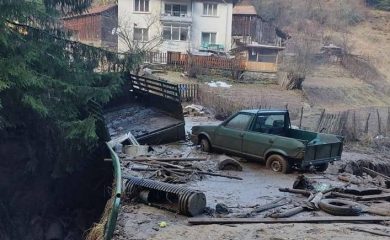 Бедствено положение в Община Смолян, доброволци и пожарникари ще разчистват пътя за Мугла