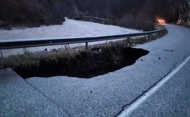 Ще укрепват 11 пътни участъка в Смолянско, засегнати от наводнения
