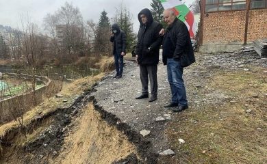 Мелемов и Хумчев направиха спешен оглед на свлачище, което застрашава голяма сграда