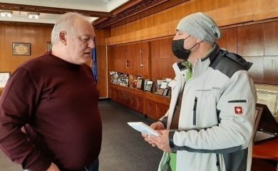 Мелемов връчи събраните средства от инициативата „Календар на община Смолян”