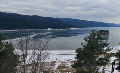 Лед покри живописния язовир Доспат