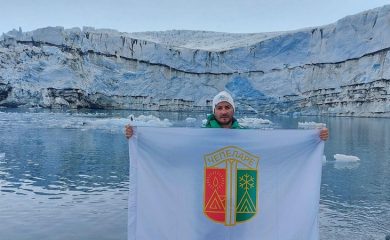 Марчо Паунов развя знамето на Чепеларе в Антарктида