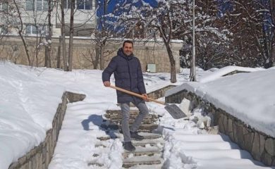 Марин Захариев и инж. Мариана Цекова лично се включиха в снегопочистването на Смолян