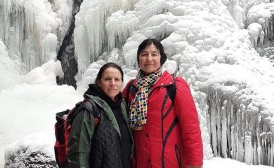 Водопадът край доспатското село Късак привлича туристи и през зимата