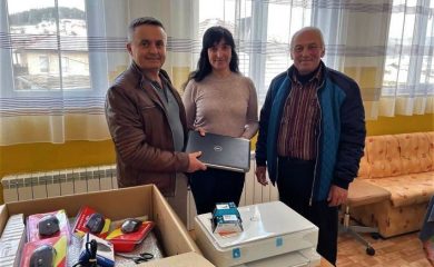 Д-р Красимир Събев дари оборудване за компютърна зала в доспатското село Змеица
