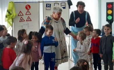 Образователният спектакъл „Весел светофар” зарадва деца в Мадан