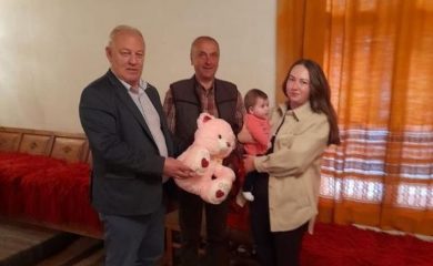 По традиция кметът Мелемов направи подаръци на новородените бебета в Широка лъка