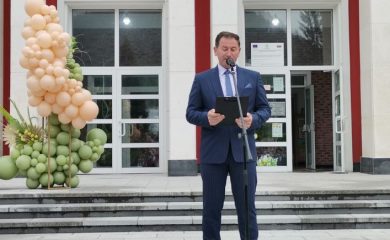 Кметът на Мадан за 10-та поредна година поема семестриалните такси на двама първенци