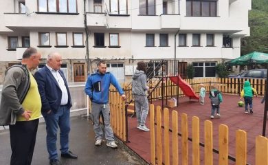 Смолянчани изградиха нова детска площадка с помощта на общината