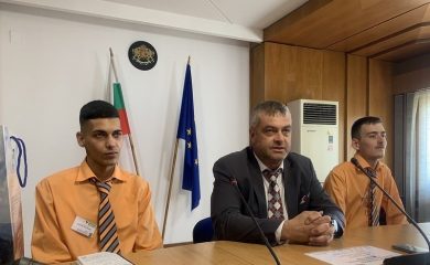 Гимназисти заеха ръководни постове в Областна администрация Смолян за един ден