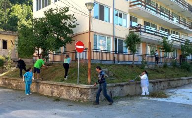 Персонал и потребители почистиха Центъра за настаняване от семеен тип в Мадан