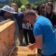 Д-р Красимир Събев обучава младежи от няколко страни на пчеларство