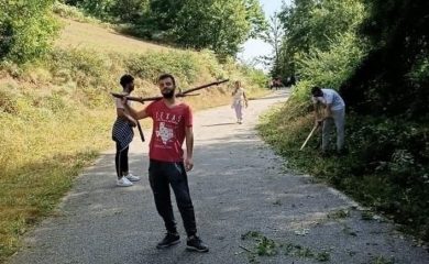 Млади доброволци почистиха пътя до маданско село