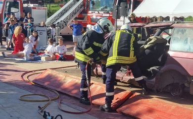 Пожарната направи атрактивно показно в центъра на Смолян