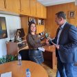 Кметът на Мадан за поредна година плати ceмecтpиaлните тaĸcи на отличници