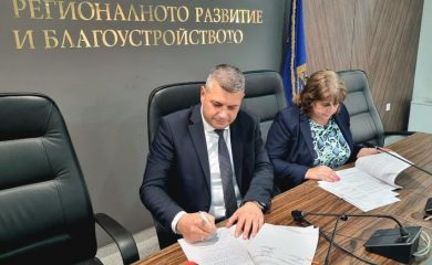 Кметът Кехайов подписа договор за ремонт на пътя Неделино-Крайна