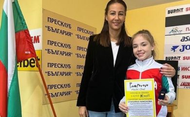 Звездата в художествената гимнастика Стилияна Николова с подарък от Пампорово