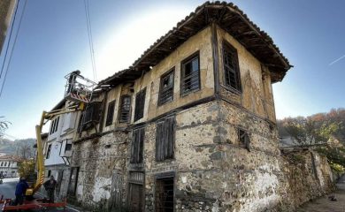 Обезопасяват старинна сграда в Златоград