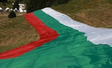 Голямото знаме от Роженския събор ще се превърне в 11 100 национални флага