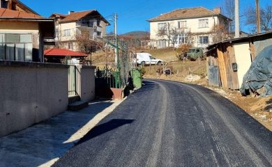 Жителите на квартал „Долна Дрянка” в Баните се радват на нов асфалт