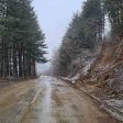 Разчистиха паднала скална маса по пътя за златоградското село Долен