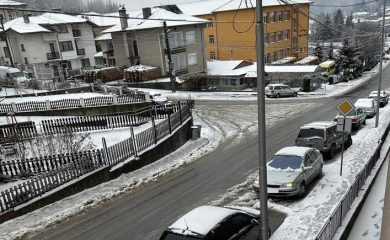 Снежна покривка се образува в Доспат