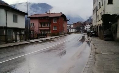 Жители на Устово настояват за ограничаване на скоростта по улица “Васил Райдовски”