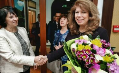 Община Девин удостои вицепрезидента Илияна Йотова с почетен плакет