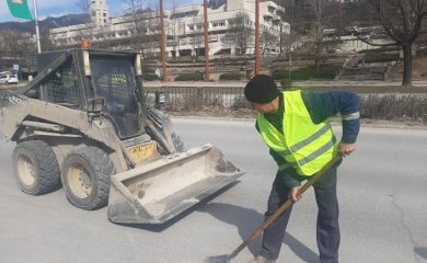 Започна почистването на пясъка от смолянските улици