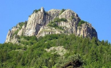 Трагедия! 70-годишен мъж скочи от скала Невястата край Смолян