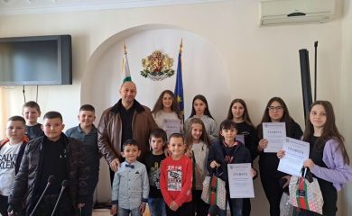 Община Мадан награди участниците в два конкурса за детски рисунки