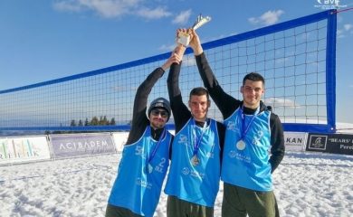 България триумфира на Балканското първенство по снежен волейбол