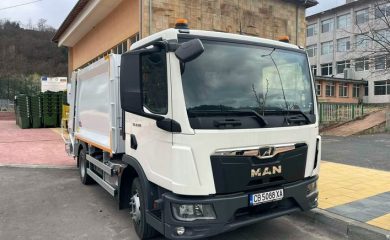 Неделино се сдоби с нов училищен автобус и сметоизвозващ автомобил