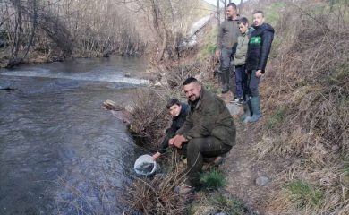 Зарибиха с балканска пъстърва река Девинска