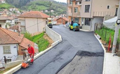 Реновирането на уличната мрежа в Неделино продължава