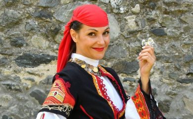 Фолклористката Милана Сивкова е удостоена с Годишната награда на Община Смолян