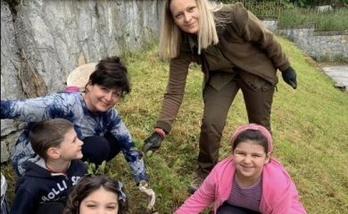 Бъдещи първокласници засадиха дръвчета в двора на ДГ „Славейче“ в Смолян