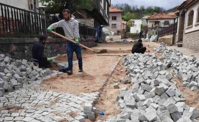 Обновяват с каменни павета улица в Златоград