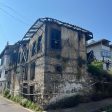 Премахват изоставена старинна къща в Златоград