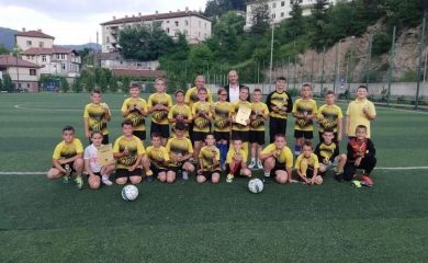 Децата на ФК Мадан изиграха приятелски мач и получиха награди от Общината