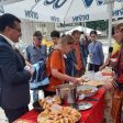 Туристи дегустираха от вкусотиите на Беден и играха хоро на площада в Девин